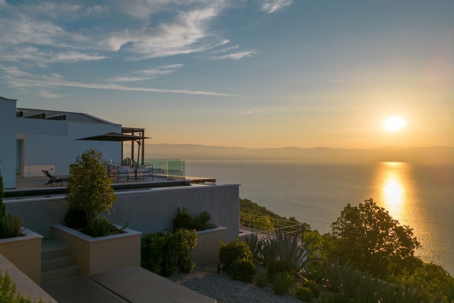 Slnečná terasa s obývacou izbou a výhľadom na more