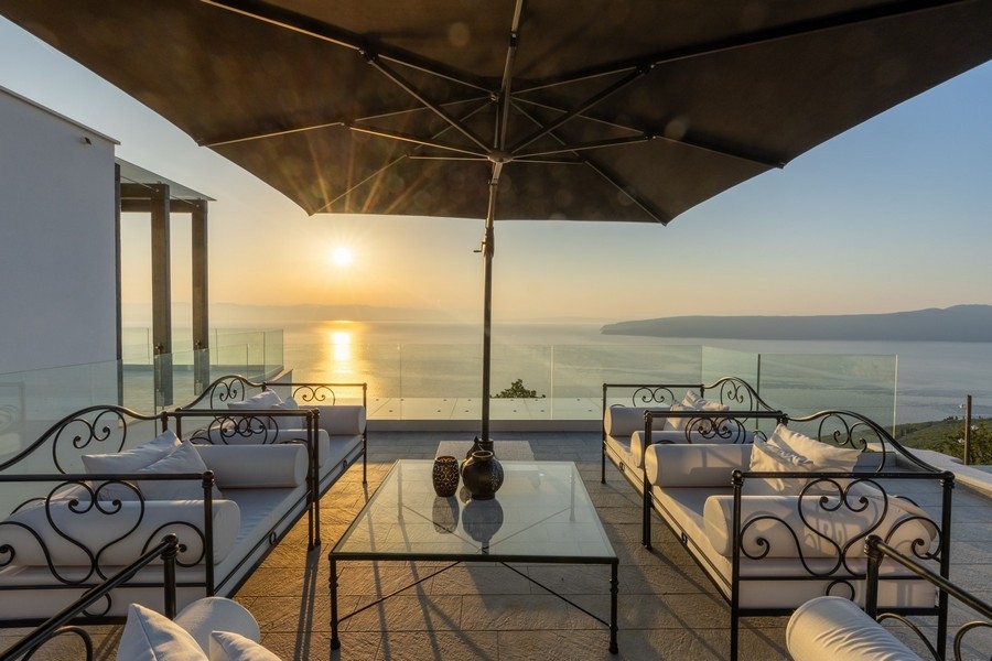 Stredomorská upravená záhrada s posedením