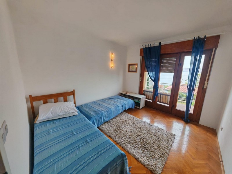 Spálňa s balkónom a výhľadom na more