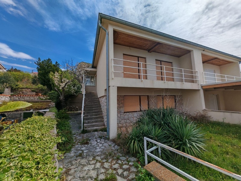 Dvojdom pri mori na predaj v meste Novi Vinodolski.