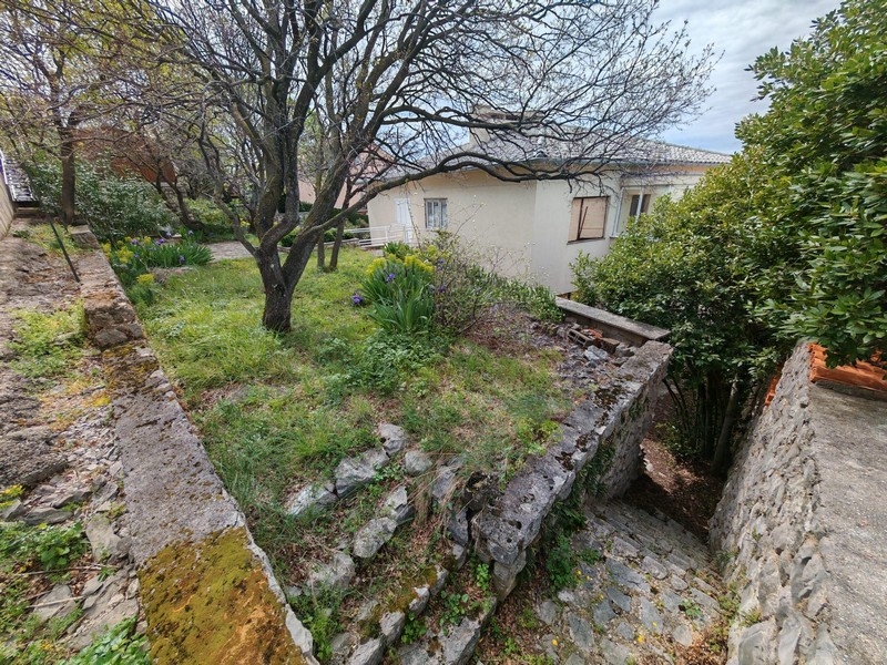 Do domu vedú schody.