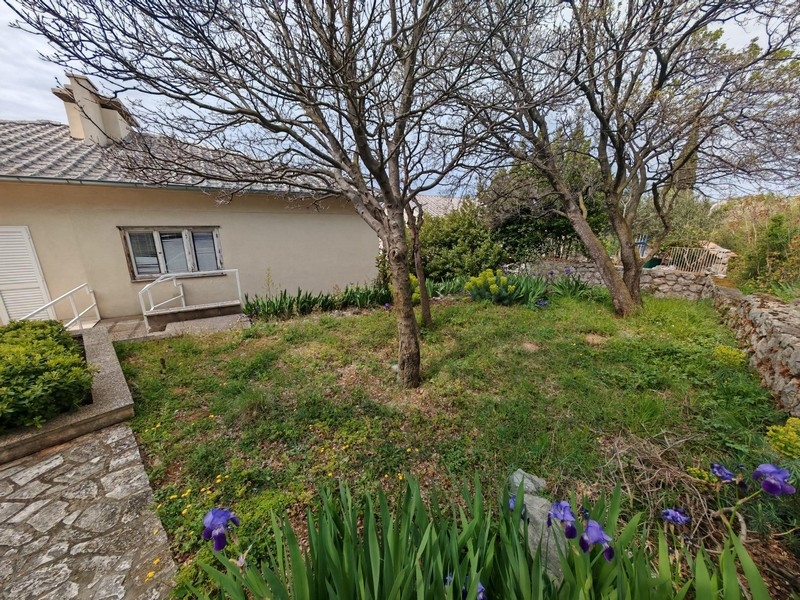 Záhrada pozemku H3893 pri meste Novi Vinodolski.