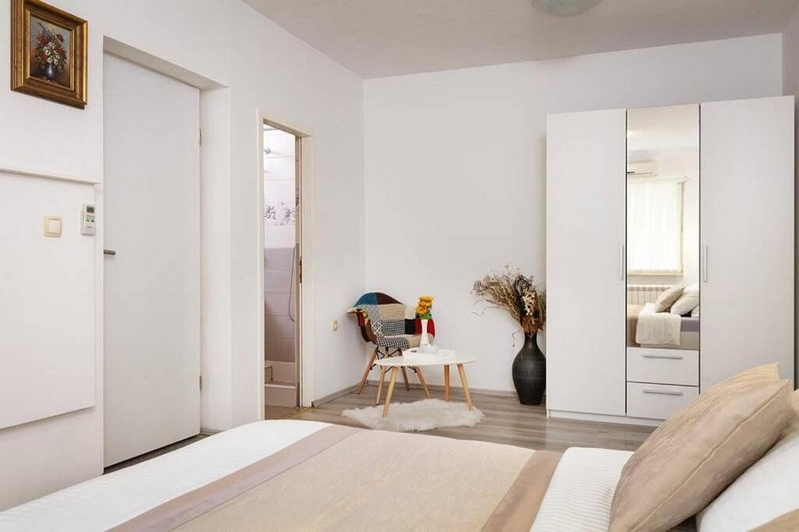 Priestranná spálňa s prístupom do kúpeľne