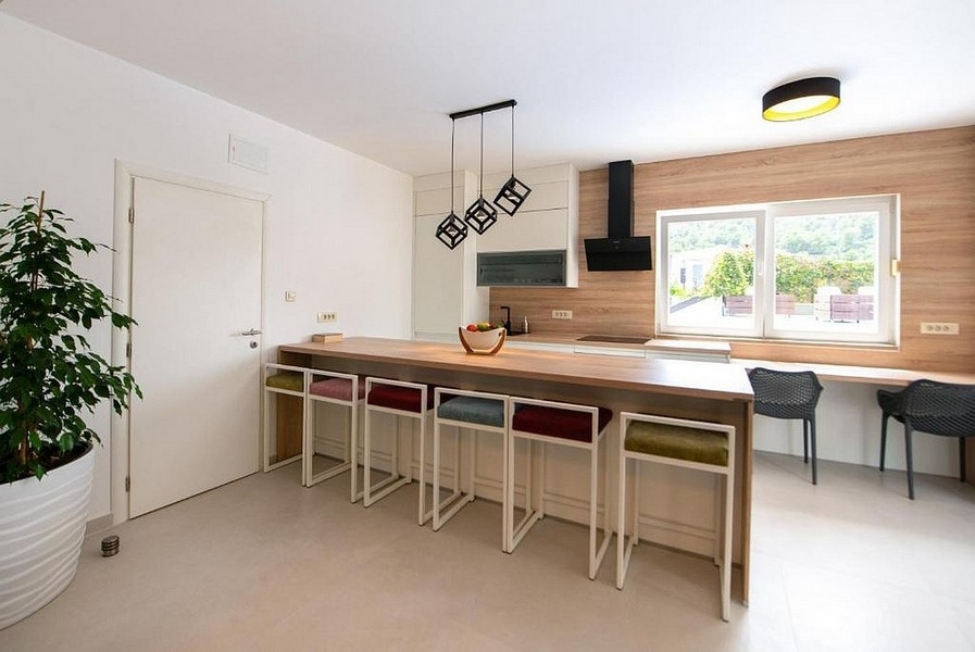 Otvorená kuchyňa s ostrovčekom a sedením v modernom štýle