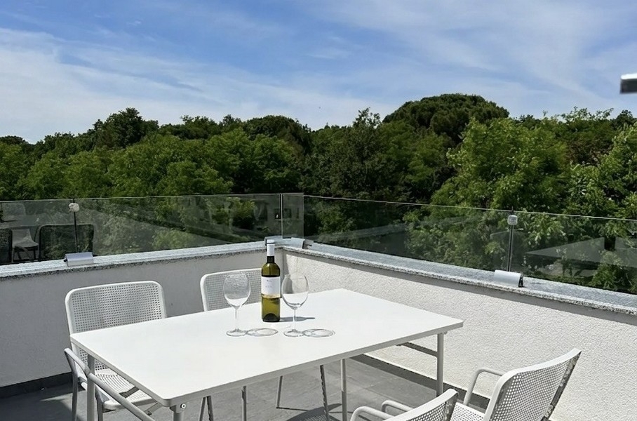 Útulná strešná terasa s výhľadom do zelene.