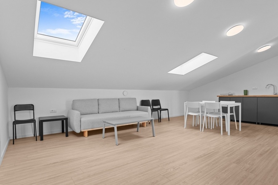 Podkrovie s obývacou časťou, kuchyňou a strešnými oknami
