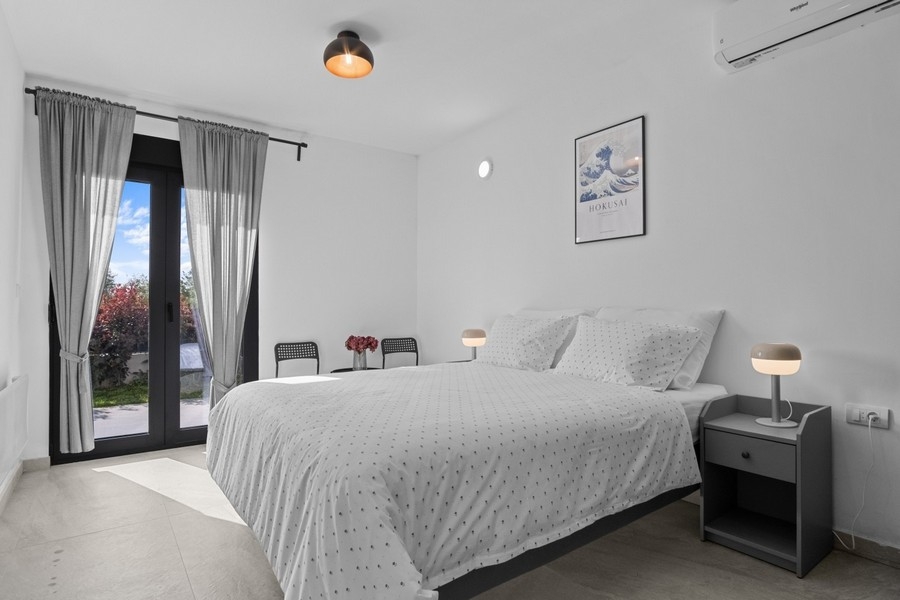 Spálňa s manželskou posteľou a prístupom na terasu