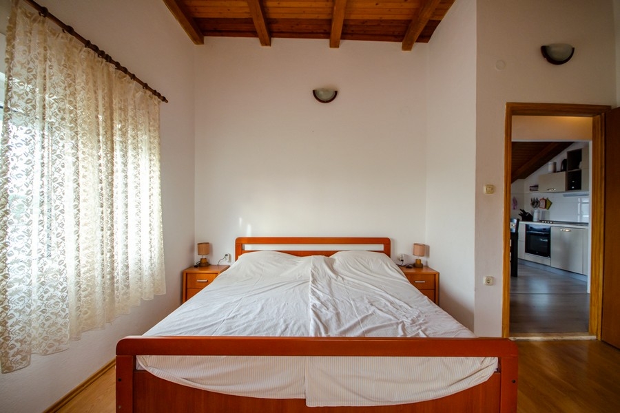 Ďalšia spálňa s manželskou posteľou a prístupom do obývacej časti