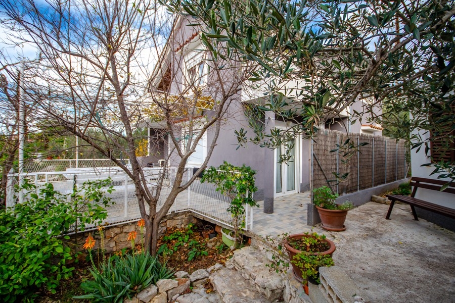 Priestranná terasa s posedením a vonkajšou pergolou