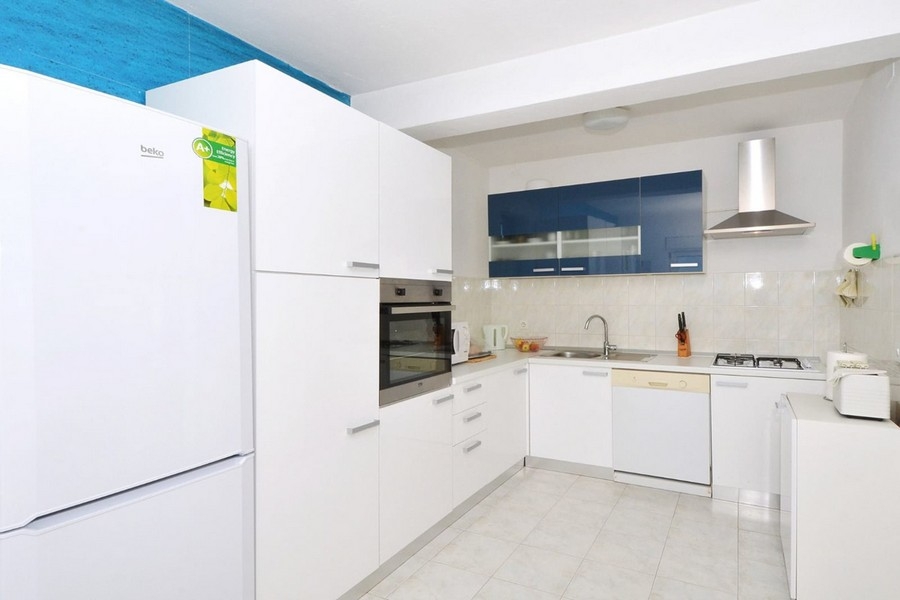 Obývacia izba s pohovkou, klimatizáciou a vstupom na terasu