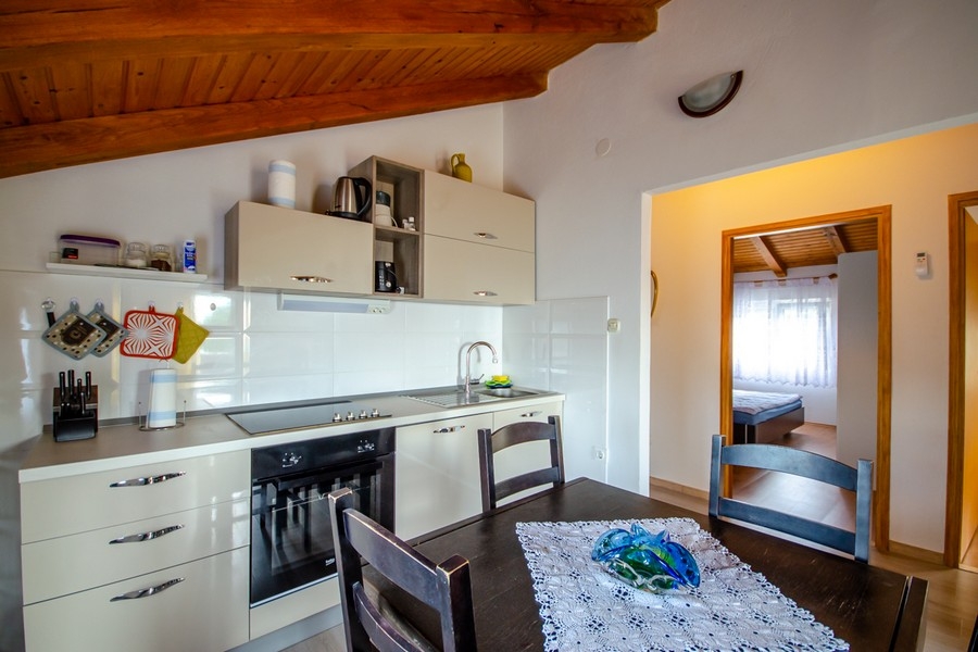 Moderná kuchynská linka so vstavanými spotrebičmi a pracovnou plochou