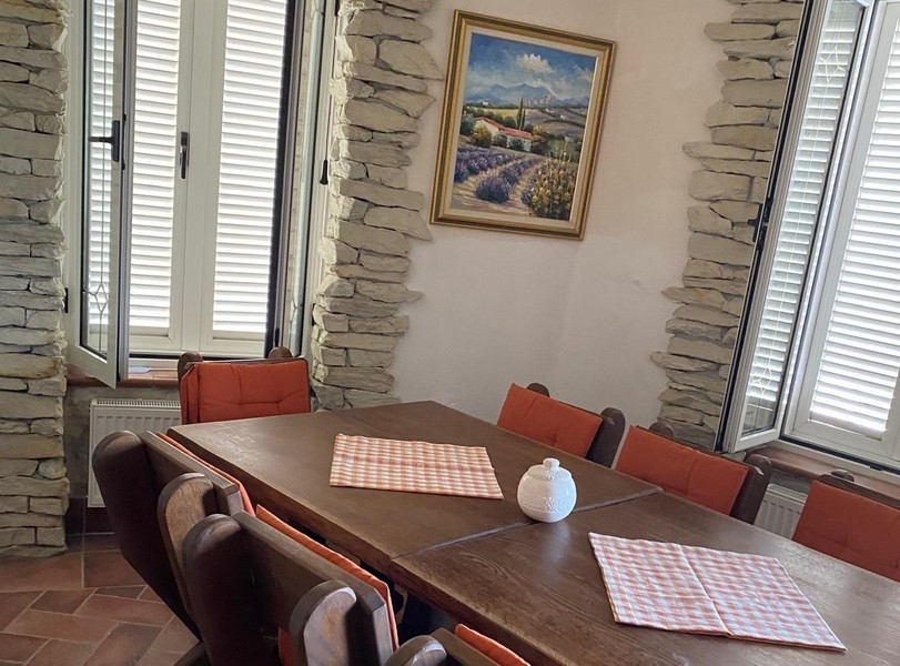 Jedálenský kút so stolom a stoličkami vedľa kuchyne