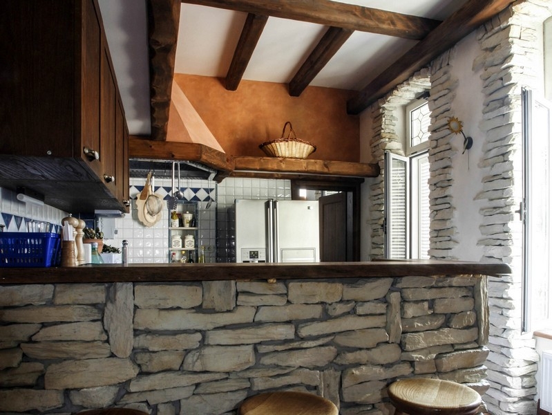 Kuchyňa s prvkami z prírodného kameňa a pultom