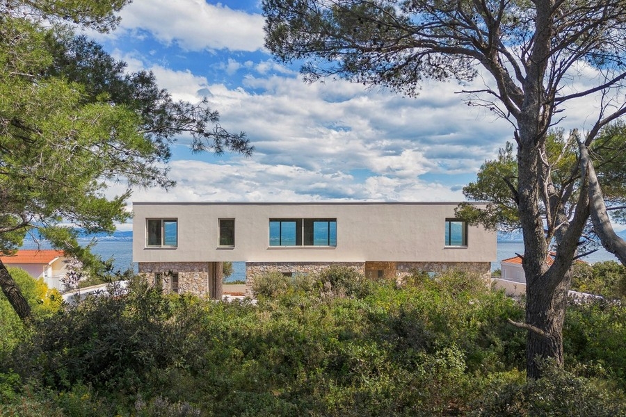 Moderný dom s výhľadom na more v tichej lokalite