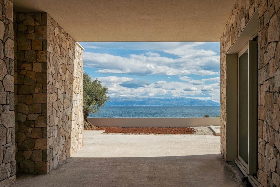 Krytá pasáž s výhľadom na more