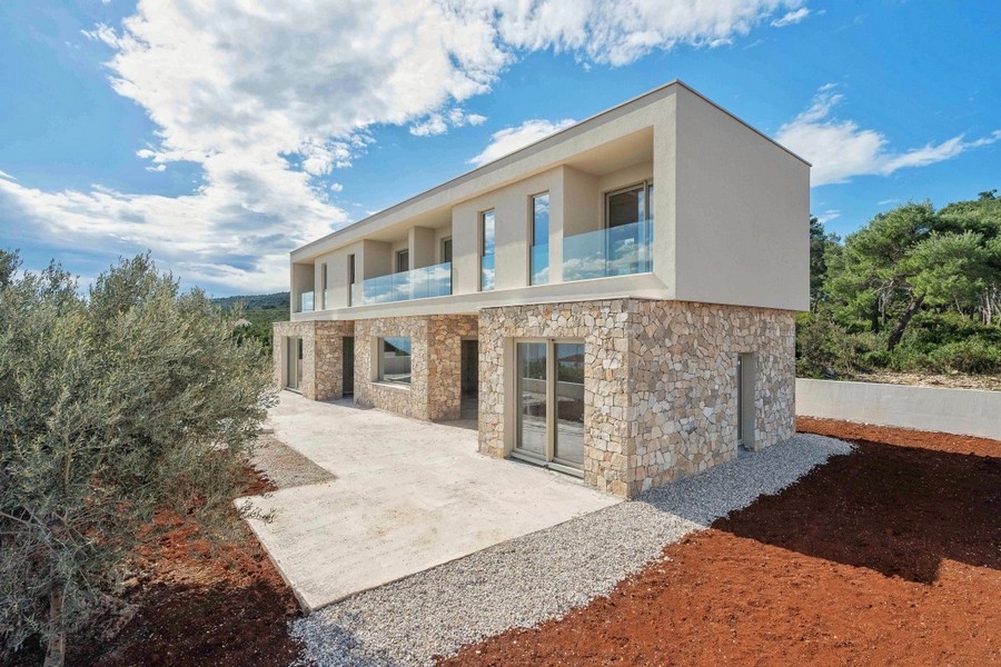 Moderný dom s terasou a preskleným balkónom