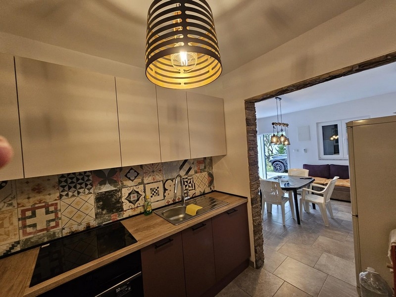 Kuchyňa s prechodom do obývacej časti