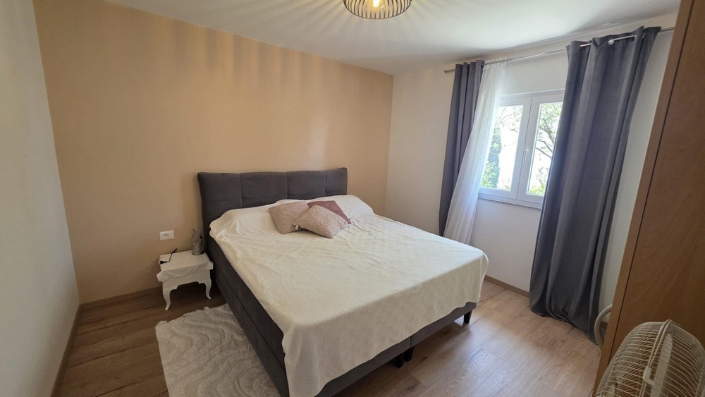 Spálňa s manželskou posteľou a oknom