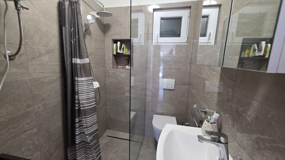Kúpeľňa so sprchovacím kútom a moderným vybavením