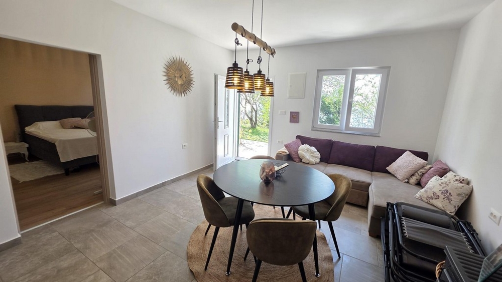 Obývacia časť s pohovkou a jedálenským stolom