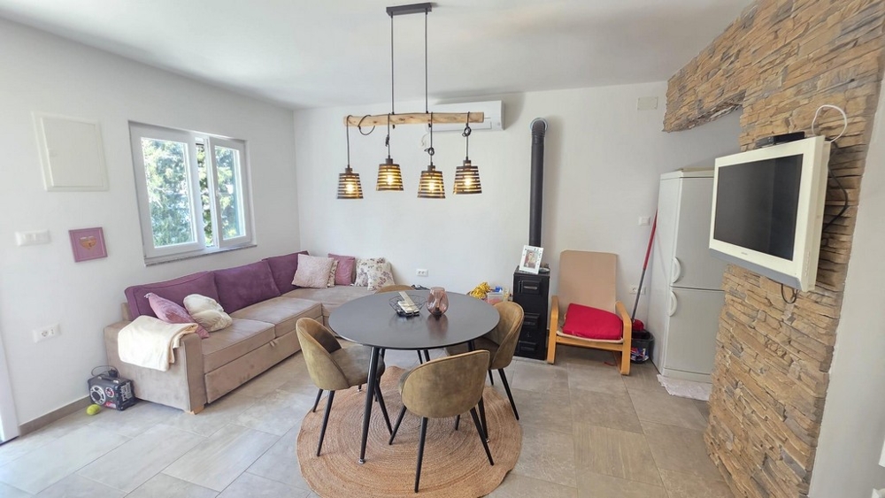 Obývacia izba s krbom a moderným zariadením