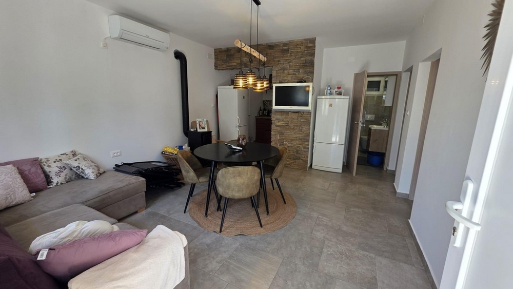 Otvorená obývacia a jedálenská časť s výstupom na terasu