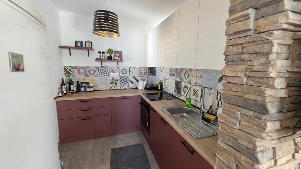 Kuchyňa s moderne vybavenou kuchyňou a obkladom