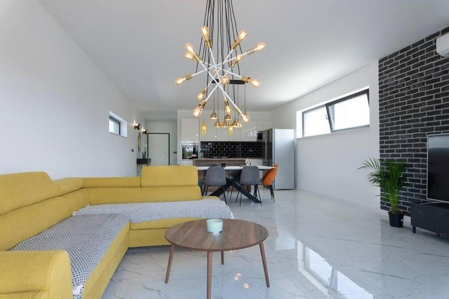 Obývacia izba s moderným nábytkom