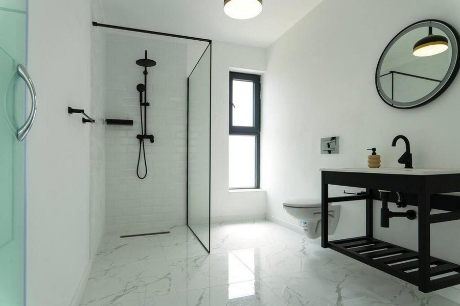 Kúpeľňa so sprchovacím kútom.