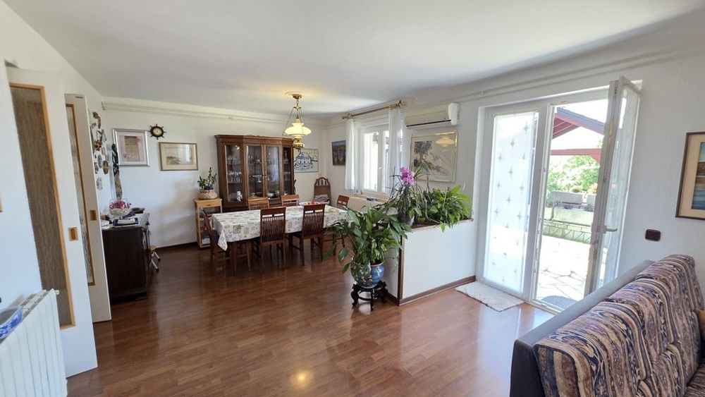 Obývacia časť s dobre udržiavaným nábytkom.