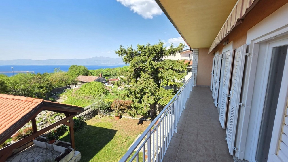 Balkón domu H3901 - s krásnym výhľadom na more.