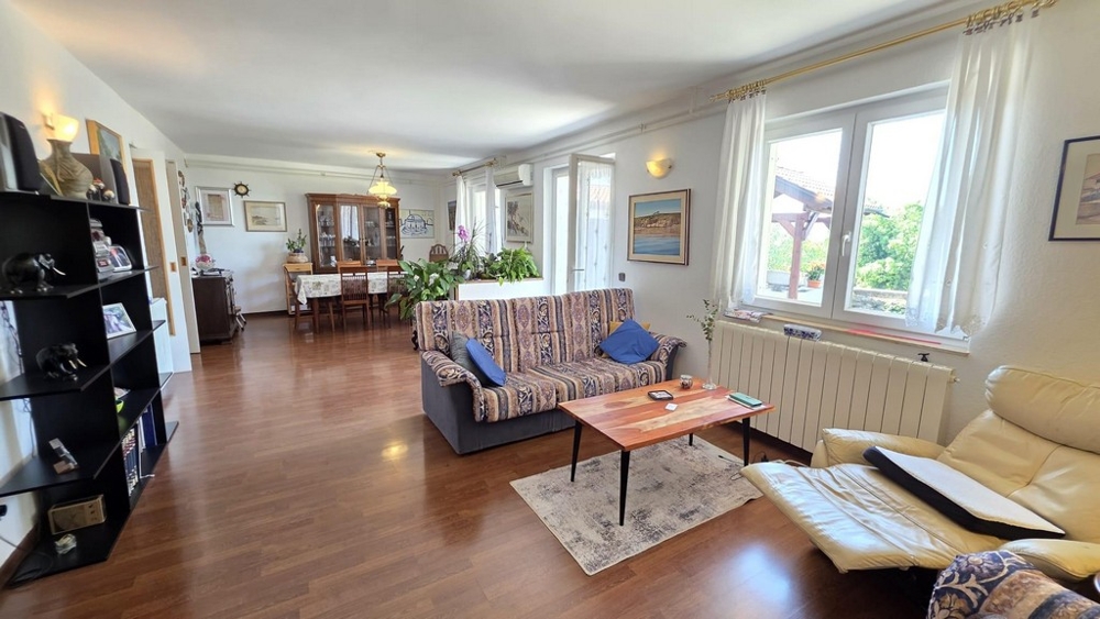 Obývacia izba s nábytkom.