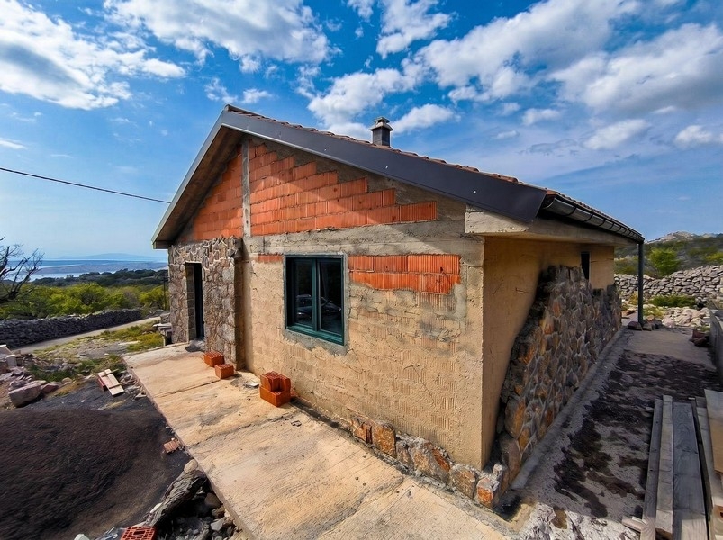 Nedokončený dom za pekného počasia v Chorvátsku.