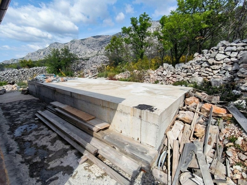 Stavenisko za domom.