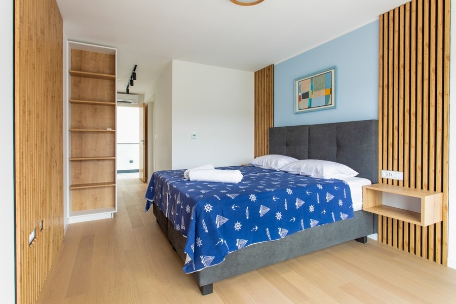 Spálňa s manželskou posteľou.