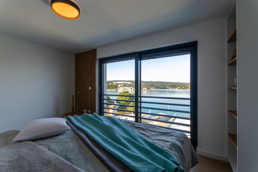 Výhľad na more z manželskej postele.