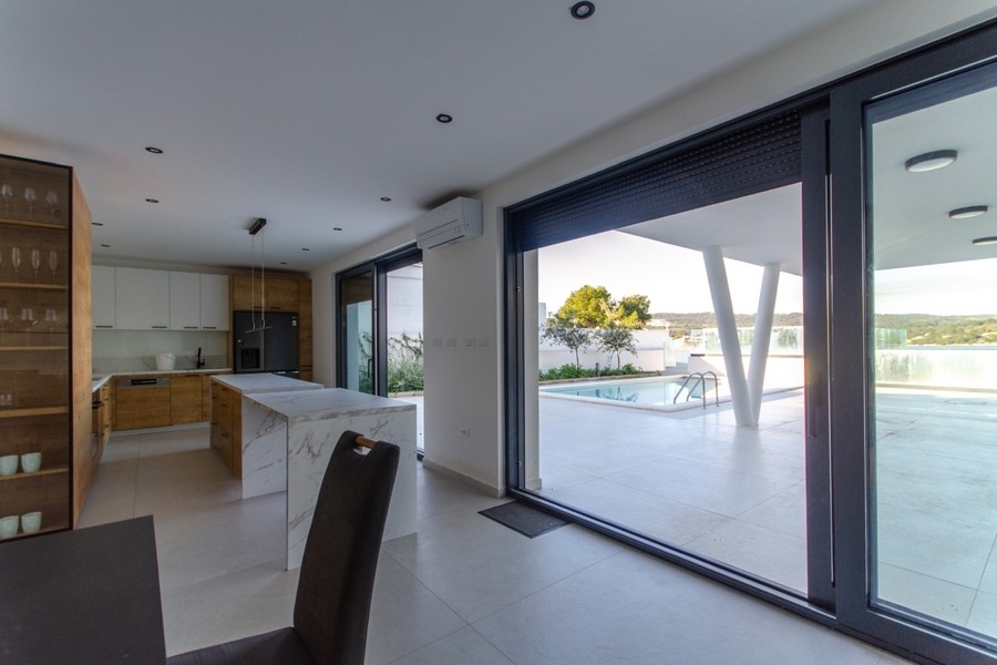 Pohľad z interiéru terasy pri mori.