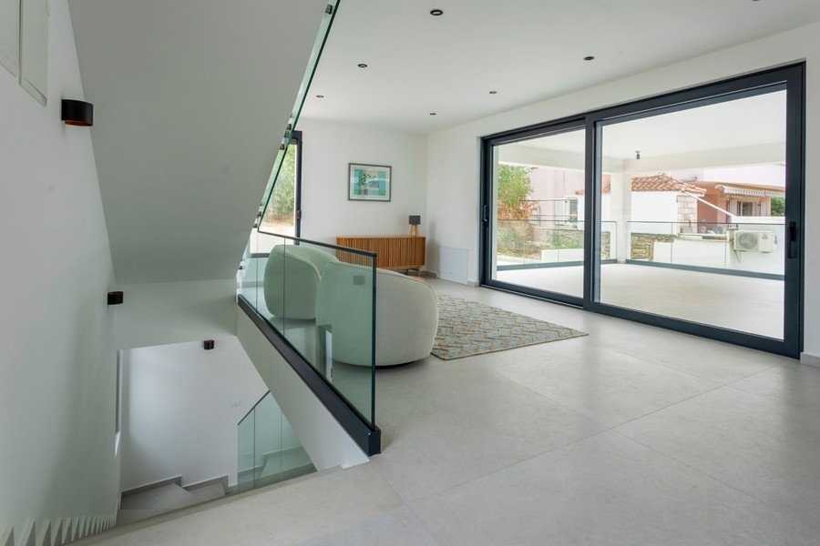 Schodisko modernej luxusnej vily H3903 v Chorvátsku.