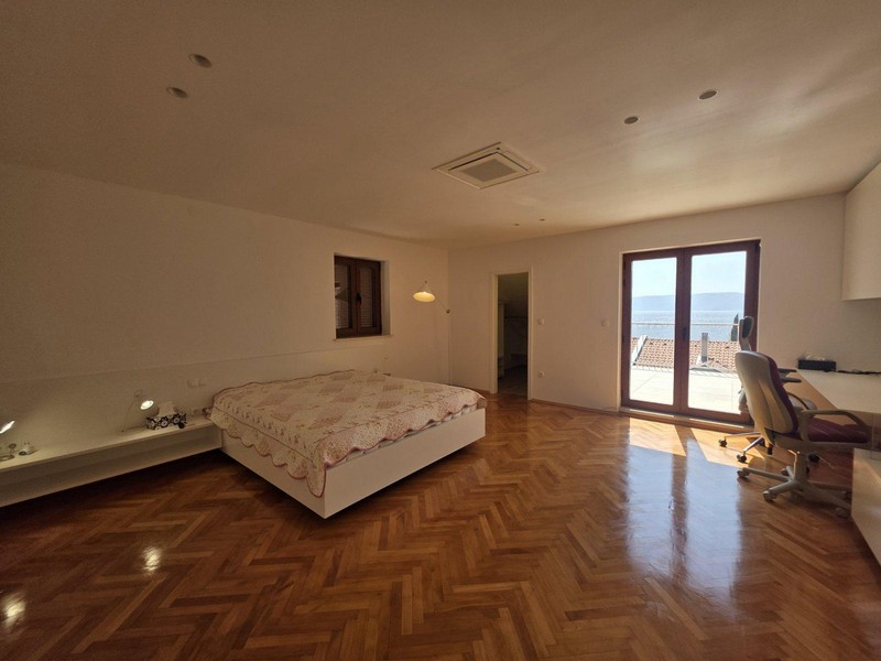 Spálňa s parketovými podlahami a prístupom na balkón
