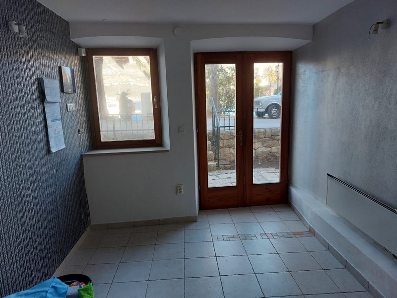 Izba na prízemí s prístupom von