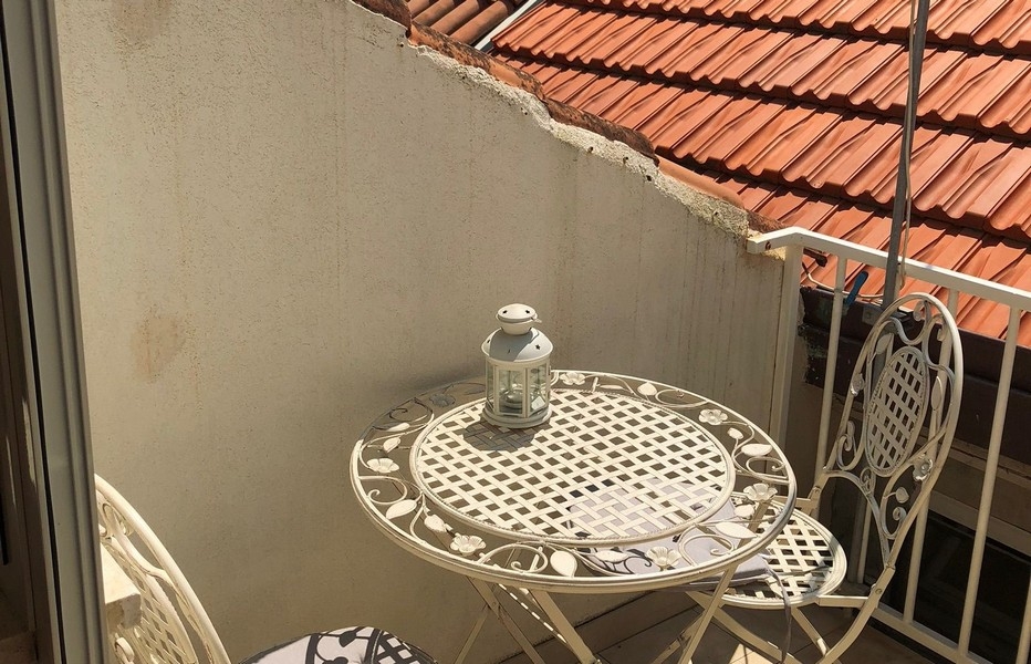 Strešná terasa s posedením a výhľadom na strechy