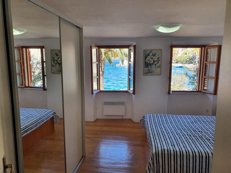 Spálňa s výhľadom na more a vstavanou skriňou