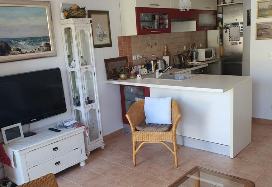 Otvorený obývací priestor s kuchyňou a pultom