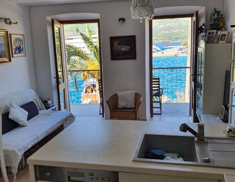 Obývacia izba s prístupom na balkón a výhľadom na more