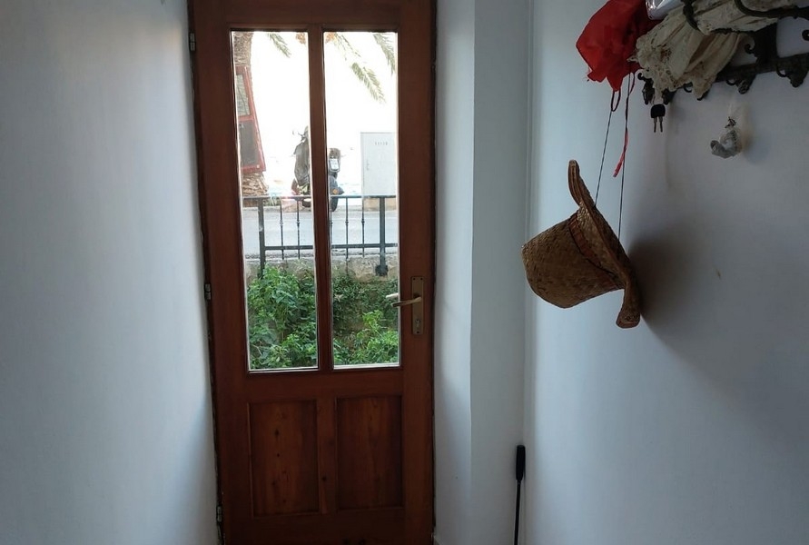 Vstupný priestor s drevenými dverami