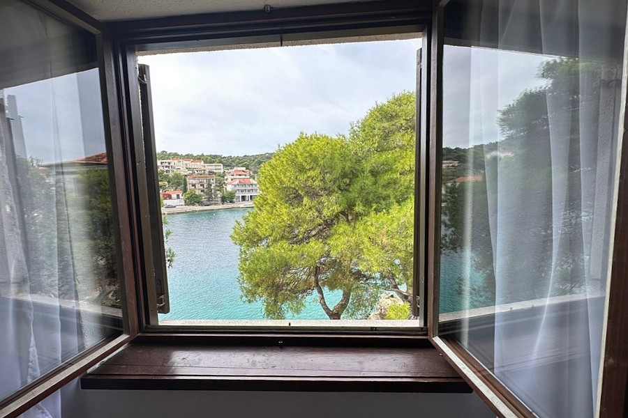 Pohľad z okna na more a protiľahlé pobrežie