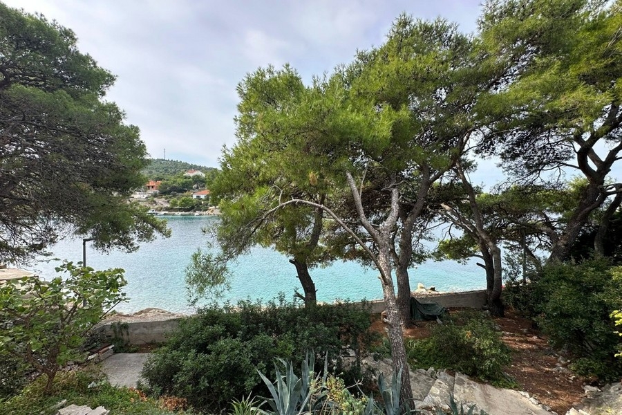 Záhradná oblasť so stredomorskou vegetáciou a prístupom do mora