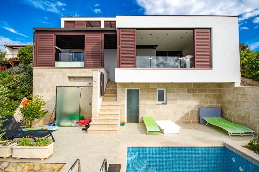 Kúpte si dom s bazénom v prvom rade k moru - Panorama Skauting.