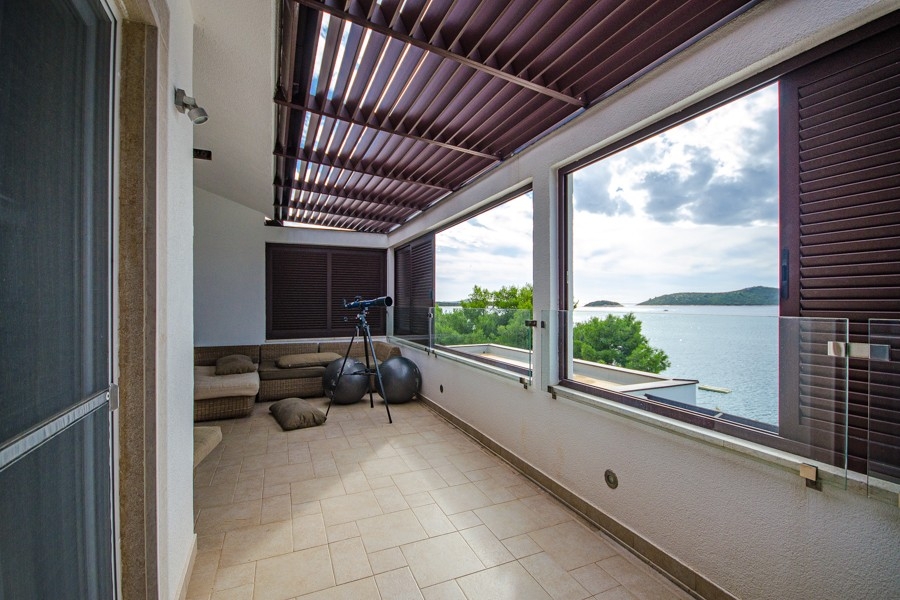 Krytá terasa s panoramatickým výhľadom na more