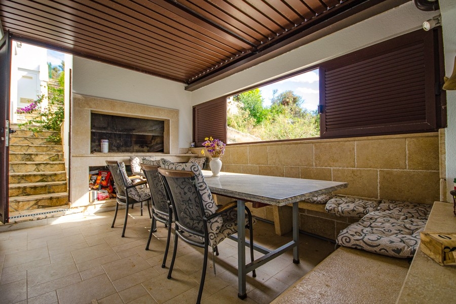 Krytý vonkajší priestor s letnou kuchyňou a grilom